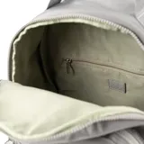 Mochila gris de poliéster con acceso con cierre doble. Tiene dos bolsillos internos (uno con cierre y dos abiertos), dos bolsillos externos con cierre y dos abiertos. La correa es regulable y los herrajes son plateados. El interior es de tela de algodón y poliéster.