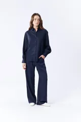 Conjunto de camisa de manga larga y pantalón palazzo azul marino.