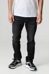 Pantalón de jean azul de corte recto.