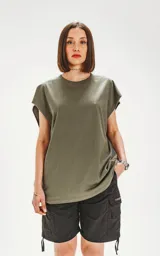 Remera verde militar de corte extra oversize, con hombros caídos y cuello redondo.