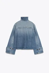 Chaqueta de denim celeste con cuello alto, manga larga con trabilla y bolsillos laterales. Presenta detalle de pliegues en la espalda y cierre frontal con botones ocultos.