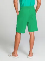 Bermuda verde de algodón con cintura elástica y cordón ajustable.