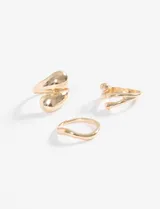 Set de tres anillos plateados con diseño curvo y orgánico, de diferentes grosores.