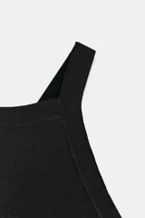 Top negro de tejido de punto, con cuello halter y corte ajustado.