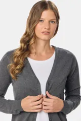 Cardigan tejido fino de hilo de algodón, con botones y puños en rib, de corte clásico.
