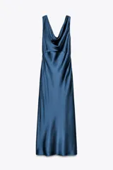 Vestido midi azul petróleo de satén, con escote drapeado y corte al bies.
