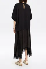 Vestido midi de corte línea A con vuelo, confeccionado en bimateria. Presenta escote caja, mangas cortas con volumen y detalles de encaje en las costuras de la falda. De fitting estándar.