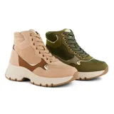 Bota casual de caña alta color beige con detalles en marrón y dorado. Tiene cordones, plataforma y suela track.