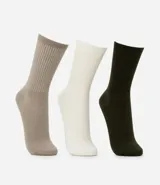 Kit de tres pares de medias largas de algodón canelado de la marca Lupo, en colores negro, bordó y gris.