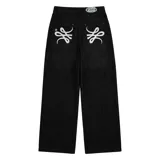 Pantalón de jean negro de corte baggy, con estampado de trigramas blancos en los bolsillos traseros.