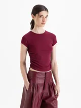 Remera de manga corta y escote redondo confeccionada en tejido morley de punto, con frunces en los laterales.