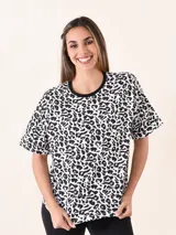 Remera blanca con estampado animal print de leopardo en negro y cuello redondo negro.