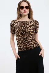 Top de mangas cortas con estampado animal print de leopardo, cuello redondo y corte ajustado.
