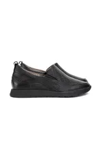 Zapato slip-on negro de cuero vacuno con textura delicada, forro de cuero, inserciones elásticas laterales y suela flexible con tecnología Antistress.