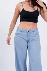 Pantalón de jean celeste, de corte wide leg y tiro bajo.