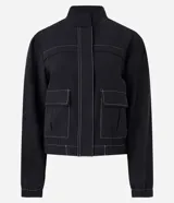 Campera bomber negra de viscosa con cierre delantero, bolsillos con solapa y pespuntes contrastantes en color blanco.