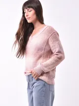 Sweater rosado de tejido de punto con cuello en V.