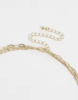 Collar dorado de múltiples cadenas con dije de zapatillas de ballet y strass rosados.