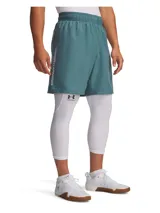Short deportivo Under Armour Woven Wordmark para hombre, color azul verdoso, con cintura elástica y logo estampado en la pierna izquierda. Ideal para entrenamiento y uso diario.
