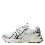 Championes de estilo running color negro con detalles en blanco y cordones.