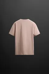Camiseta deportiva marrón de tejido técnico ligero y elástico con estructura. Cuello redondo, manga corta, costuras planas y logo estampado.
