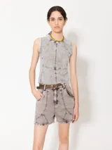 Top gris con efecto lavado, cuello redondo y sin mangas.
