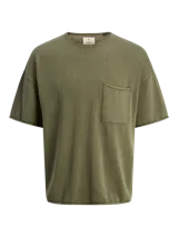 Remera verde oliva de algodón con cuello redondo, manga corta, corte holgado y bolsillo de parche en el pecho.