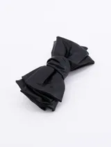 Pinza para el pelo con forma de moño de cuero sintético color negro.
