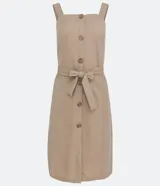 Vestido midi color beige con breteles anchos, escote cuadrado, botones frontales, bolsillos laterales y cinturón de tela con hebilla.