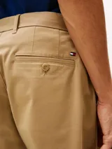 Bermuda color beige de corte recto, confeccionada en algodón elástico. Cuenta con dos bolsillos delanteros en diagonal y dos bolsillos traseros de ojal con botón. Presenta logo de Tommy Hilfiger bordado en la parte trasera.