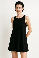 Vestido negro de viscosa, corte recto, con cuello redondo y sin mangas.