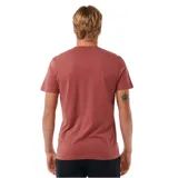 Remera de manga corta color burdeos con estampado gráfico de Rip Curl en el frente.