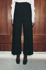 Pantalón de jean azul oscuro, de tiro alto y corte wide leg.