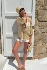 Camisa blanca de lino con bordado de una palmera en el pecho.
