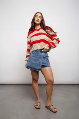 Short pollera negro de jean con cierre cruzado y tres botones.