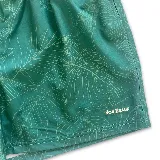 Short de baño verde con estampado de hojas en blanco. Tiene cintura elástica con cordón ajustable y logo de la marca en la pierna izquierda.