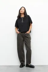 Pantalón de fit Barrel en animal print, con composición de algodón y elastano para mayor comodidad.