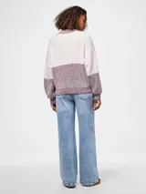 Sweater de punto suave color rosa con bloque de color borgoña en el centro y cuello alto.