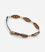 Cinturón marrón de cuero sintético con eslabones plateados y detalle de corazones.