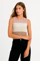 Musculosa viscosa con diseño color block en tonos rosa, beige y marrón, calada y ajustada al cuerpo, con cuello a la base.