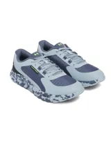 Championes Under Armour Charged Bandit Trail 3, color gris con detalles en verde flúor y suela con patrón de camuflaje. Diseñados para trail running.