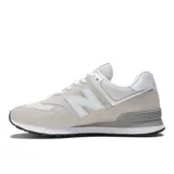 Championes urbanos New Balance modelo ML574EVW, color gris claro con detalles en blanco, confeccionados en gamuza y malla, con logo "N" característico en los laterales y entresuela ENCAP.