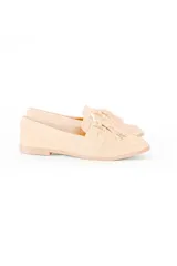 Mocasines color beige de gamuza con detalle de flecos y aplique metálico dorado.