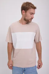 Camiseta de manga corta color beige con bloque central blanco con la palabra "Originals" en relieve.