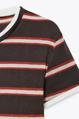 Camiseta gris con rayas horizontales negras, cuello redondo y mangas cortas.