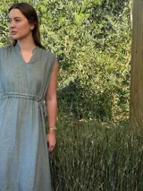 Vestido marrón de lino, corte midi, sin mangas, con cuello mao y cintura elastizada.