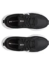 Zapatillas deportivas Under Armour modelo Assert 11 para mujer, color negro con logo blanco y entresuela blanca gruesa con tecnología Charged+. Presentan una parte superior de malla transpirable con revestimientos sintéticos.