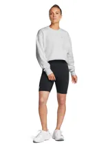 Short deportivo negro de tiro alto, con logo de Under Armour en la pierna izquierda.