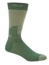 Calcetines de largo medio en fibra de bambú, color verde pino, con un diseño de montaña o paisaje en tonos de verde. Ofrecen suavidad, frescura, propiedades antibacterianas y alta absorción.