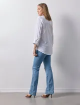 Camisa bordada blanca de algodón, marca Ruby Rd. Cuello con solapa y abertura central con botones. Largo de manga regulable con presilla y botón.